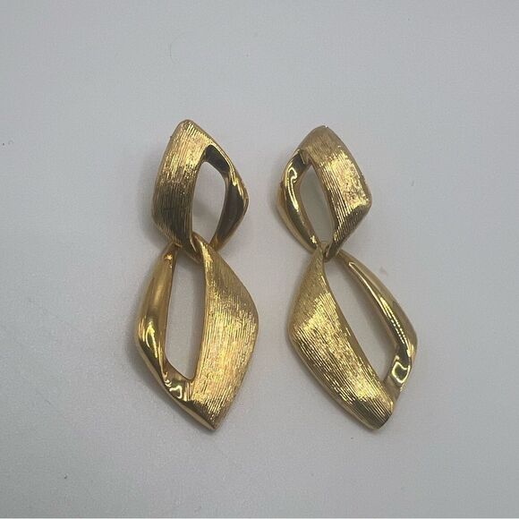 Napier Jewelry - Vintage Napier Geometric Gold Tone Earrings. Standard Back Earrings.